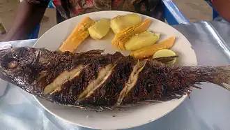 Poisson grillé (calafate) accompagné de patates douces et de bananes, bouillies
