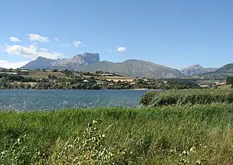 Pelleautier et le pic de Bure (2&nbsp;709&nbsp;m) dans le sud-ouest.