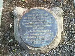 Plaque commémorative du 150e&nbsp;anniversaire de la partie de cricket jouée par des soldats des régiments anglais la veille de la bataille de Waterloo le 17 juin 1815.