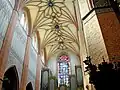 Plafond avec l'orgue de tribune.