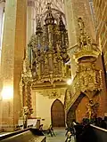 L'orgue latéral et la chaire.