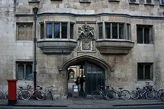 La porte principale est la plus vieille de Cambridge (XIVe&nbsp;siècle)