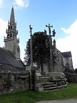 Eglise et calvaire nord.