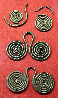 Pendentifs en bronze à double spirale, provenant de l'île de Giglio, région de Campese, Xe-IXe siècle.