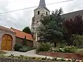 L'église Saint-Martin et le porche.