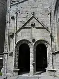 Vue extérieure du porche Ouest de la tour