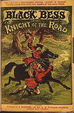Un homme vêtu de rouge chevauche un cheval noir galopant dans une forêt. Un autre homme, semblant traîné par le cheval, tient les rênes.