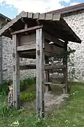 Le travail à ferrer à côté de l'église.