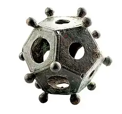 Dodécaèdre en bronze trouvé à Tongres (Belgique), Musée gallo-romain de Tongres.