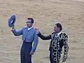 Le mayoral et Pepín Liria saluant le public après l'indulto du toro Insensato