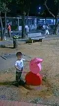 Peppa Pig fabriqué à partir de pneus recyclés en Colombie.