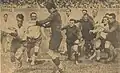Héricé, ballon en main, évite Yves Bergougnan. De gauche à droite, Lopez, Alban Moga, Guissepin, André Moga, Laforgue et Fabre.