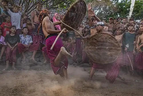 Le Peresean (id), sport traditionnel chez les Sasak. Novembre 2019.