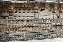 Relief mural, fenêtres percées et frise de moulures