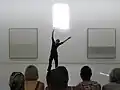 Performance scénique devant les œuvres de Piet Moget.