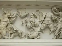 fragments de bras et tunique, géant à terre, un autre en cuirasse