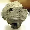 Empreinte de sceau de Péribsen provenant d'Abydos, inscrit du nom Nesout-bity Péribsen suivi de la plus ancienne phrase complète attestée et .
