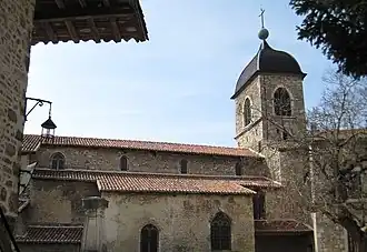 L'église-fortifiée située place de l'église.