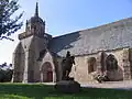 Côté Sud de l'église avec le porche roman.