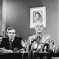 Toorenaar lors d'une conférence de presse pendant l'affaire Caransa, 1977.