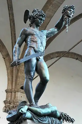 Persée est nu, debout sur le corps décapité de Méduse. Il a une épée dans la main droite et la gauche brandit la tête de Méduse dégoulinante d'organes.