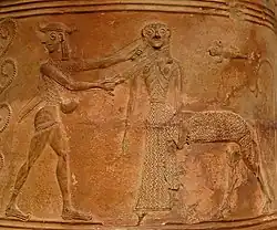 Persée est debout à gauche et tout en détournant la tête saisit Méduse par une tresse en brandissant son épée.
