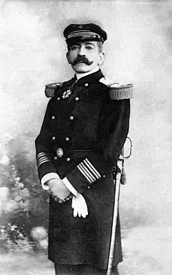 Photographie d'un homme en uniforme de la Marine.