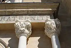 Détail des sculptures du portail.