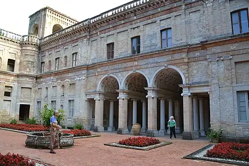 Cour d'honneur de la Villa Imperiale.