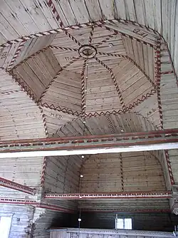 Plafond en pin de l'église.