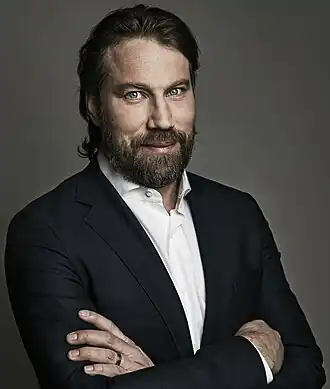 Photo de Forsberg dans le maillot jaune à couronnes bleues de l'équipe de Suède.
