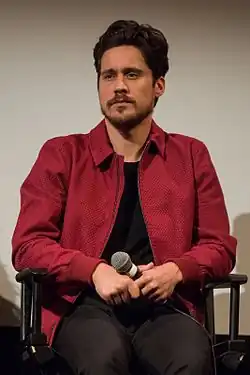 Description de l'image Peter Gadiot at Queen of the South at ATX.jpg.