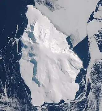 Image satellite de l'île Pierre Ier avec le pic Lars-Christensen en son centre.