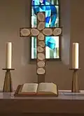Croix en jaspe blanc