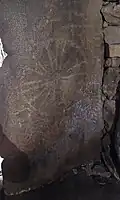 Dolmen Est : dalle C1 avec roue solaire.