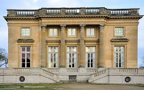 Façade ouest donnant sur le Jardin français, ornée de colonnes.