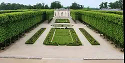 Jardin à la française au centre, rangées d'arbres de chaque côté, Pavillon au fond.