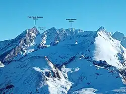 Vue du Petit Gabizos et du Grand Gabizos depuis le Soum de Grum. La forme de l'ensemble est reconnaissable depuis la plaine.