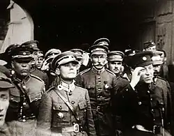 En 1920 à Kiev, menton haut au centre avec Symon Petlioura.