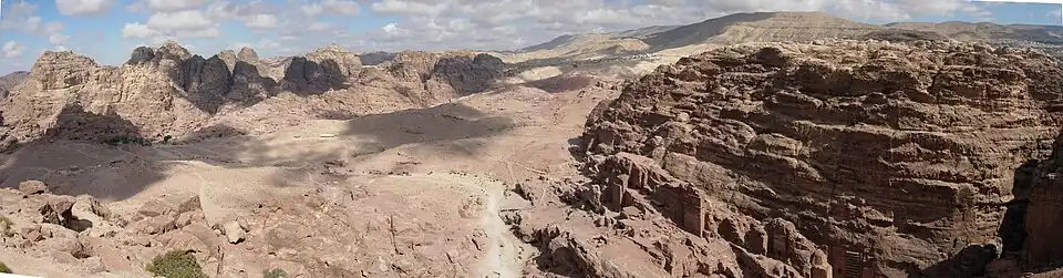 étendu désertique de roche et de sable