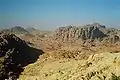 Le site de Pétra, avec le djebel Khubtha à gauche et le djebel Haroun à droite
