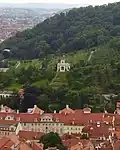 Le jardin est visible sur la Colline de Petrin