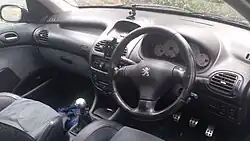 Tableau de bord d’une Peugeot 206.