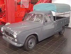 Camionette bâchée.