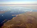 Vue aérienne de la baie et du port de Pevek