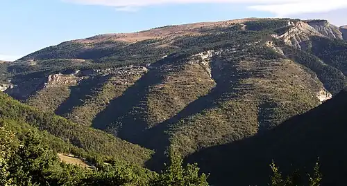 Le village de Peyresq accroché à la montagne.
