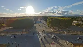 La place du Peyrou vue de l'arc de Triomphe.