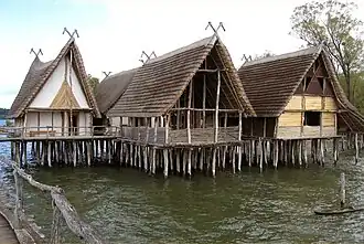 Habitat palafittique sur pilotis de l'âge du bronze, reconstitué au nord-ouest du lac.