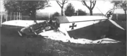 Photo noir et blanc d'une carcasse d'avion
