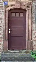 Porte avec un linteau daté de 1811 dans la rue Principale.